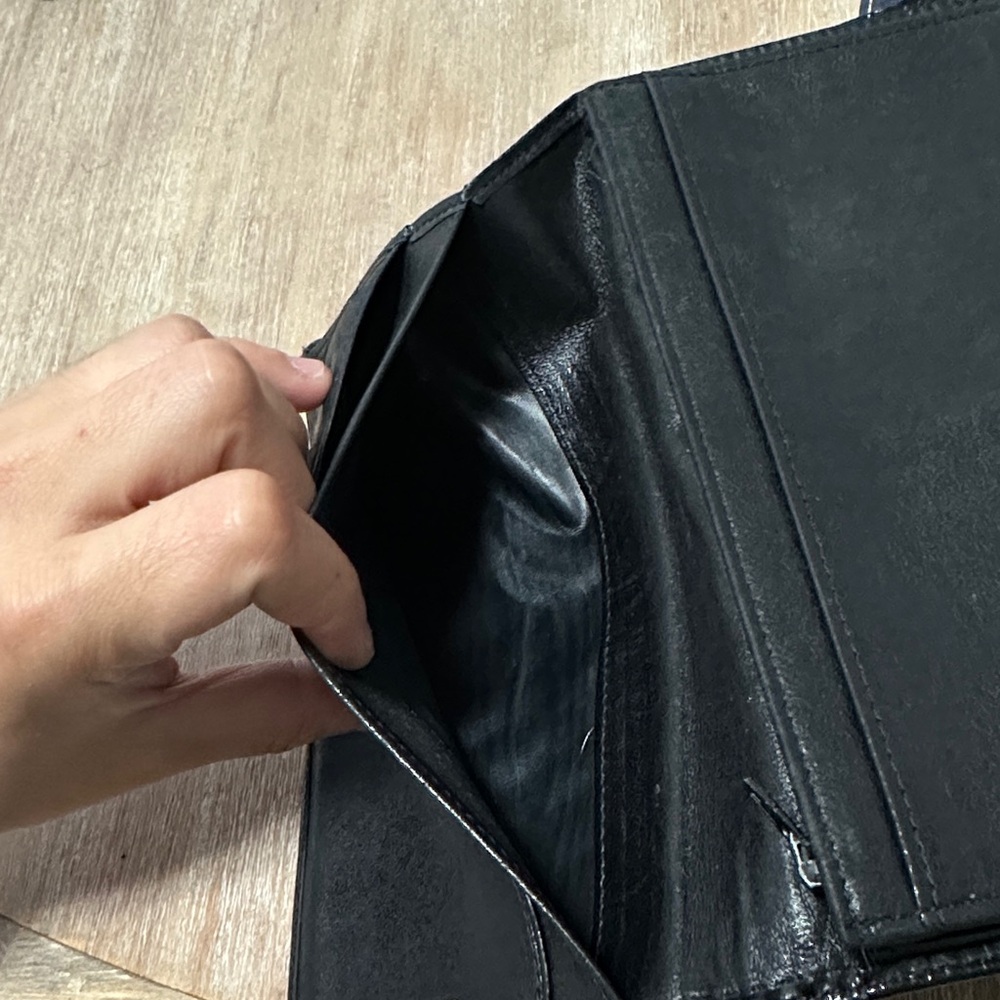 CHANEL Black Patent Leather Continental Wallet with Gold CC Emblem - Picture 4 of 11